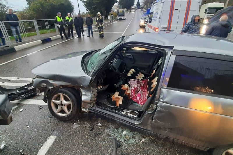 Пострадавший в ДТП в Сочи водитель ВАЗа умер в машине скорой помощи