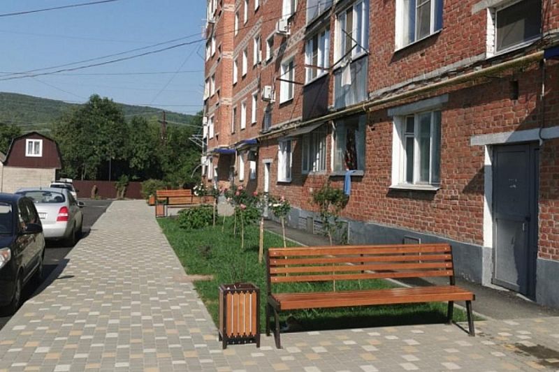 Дворовую территорию площадью 1,2 га благоустроили в рамках нацпроекта в Апшеронске