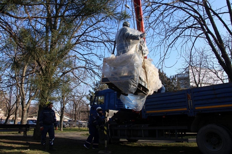 20 января скульптуру установили на зеленой зоне на пересечении улиц Ленина и Суворова. 