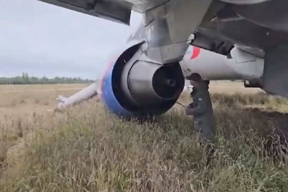 СК показал видео с места аварийной посадки самолета рейса Сочи - Омск под Новосибирском