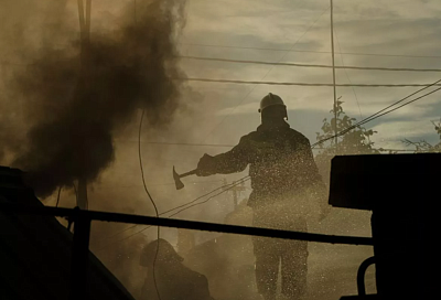 Пожар после падения обломков БПЛА на нефтебазе в промзоне Лабинска локализован