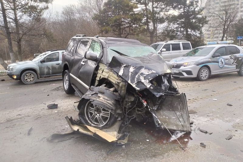В Новороссийске молодой водитель на Infiniti врезался в дерево и протаранил BMW