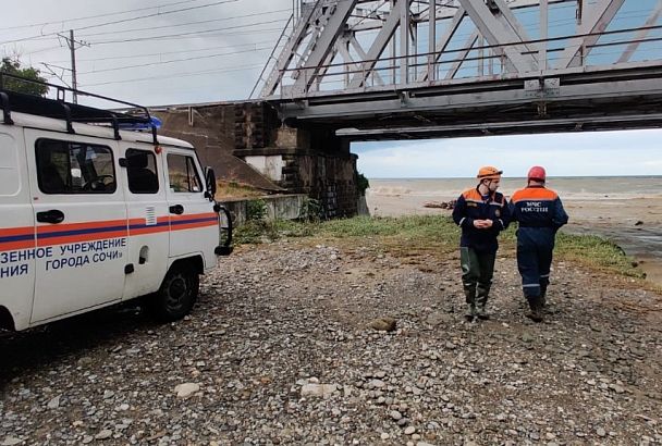 Более 60 кв. км обследовано в поисках унесенных в море троих детей и мужчины в Сочи