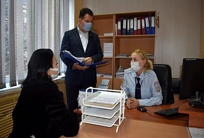 В Краснодаре общественник проверил работу отдела по вопросам миграции Центрального округа