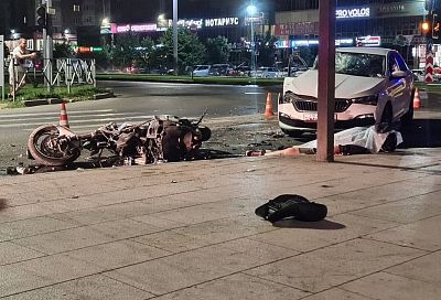 Один погиб, четверо пострадали: таксист спровоцировал смертельное ДТП с мотоциклом в Краснодаре