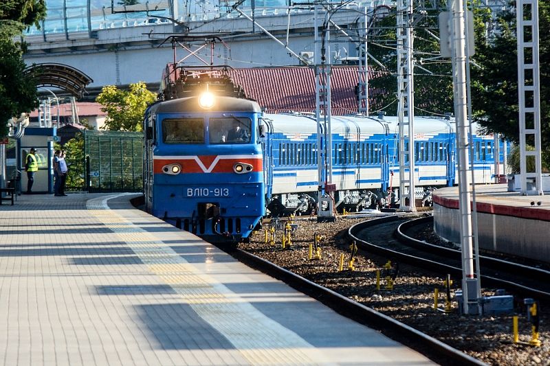 Поезд Челябинск-Адлер задерживается из-за ДТП с КамАЗом