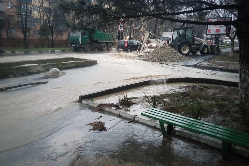 В Новороссийске из-за подтоплений развернули эвакуационные пункты