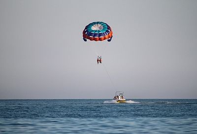 Уголовное дело возбуждено после падения в море с парашюта туриста в Краснодарском крае