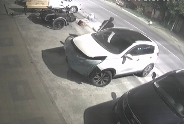 Житель Анапы «обчистил» припаркованную иномарку и попал на камеры видеонаблюдения