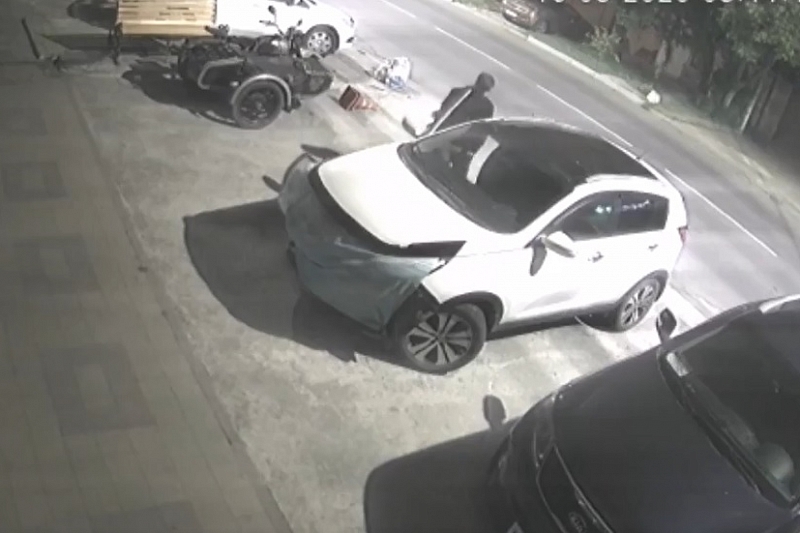 Житель Анапы «обчистил» припаркованную иномарку и попал на камеры видеонаблюдения