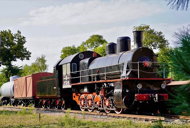 Паровозик с удивительной судьбой: в центральном парке Тихорецка установили необычный локомотив