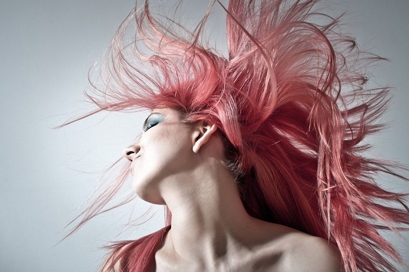Экономим на краске, но не на шампуне: как правильно мыть окрашенные волосы, чтобы сохранить цвет