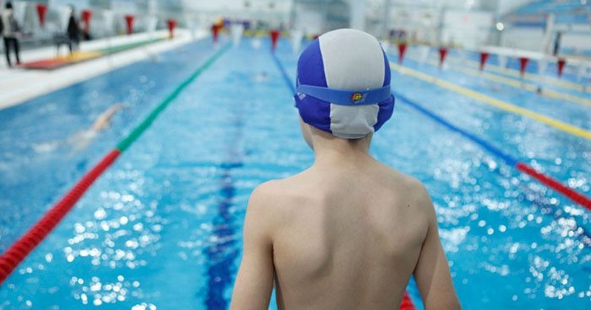 Обучение спортивное плавание. Дети в бассейне. Плавание соревнования. Плавание в бассейне. Мальчики в бассейне.