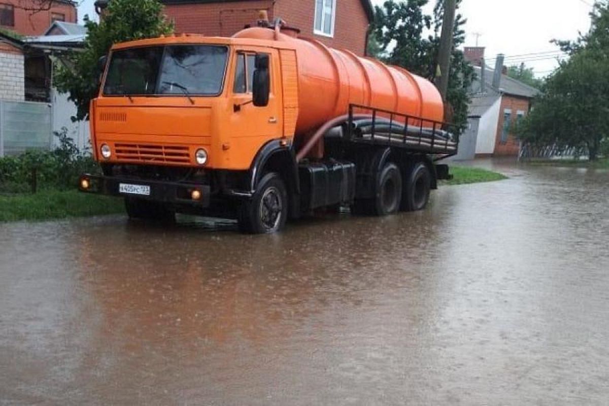 В Краснодаре водооткачивающая техника ликвидирует последствия ливня