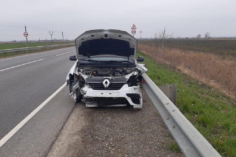 В Краснодарском крае пьяный водитель на иномарке врезался в дорожное ограждение
