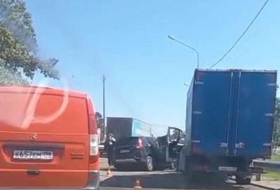 Пассажирка легковушки погибла в ДТП с двумя грузовиками в Краснодарском крае