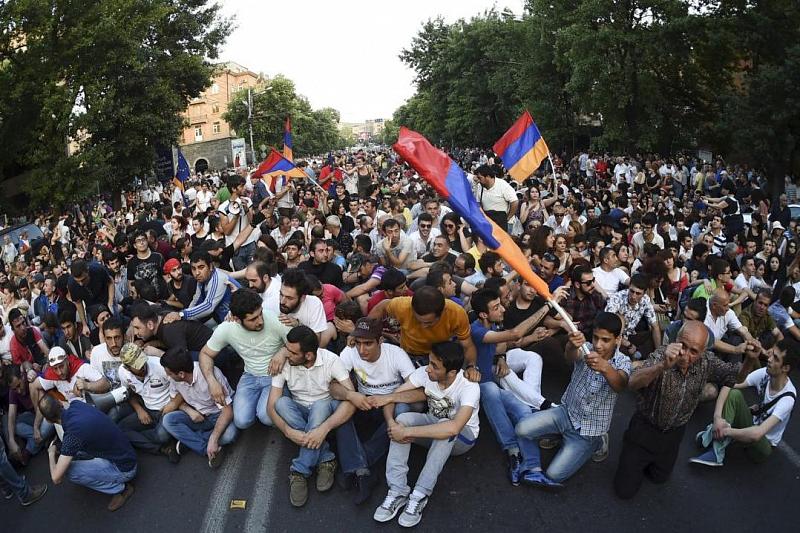 Среди участников акции протеста около 80% - это студенты и даже школьники.