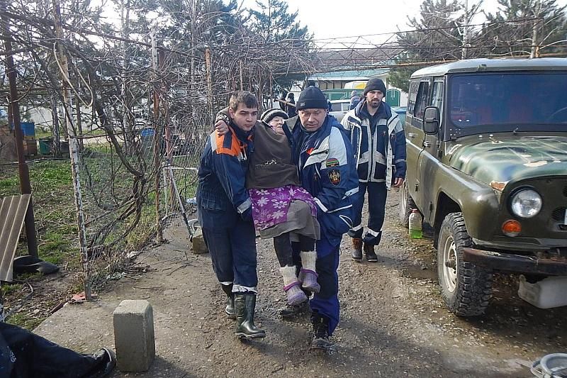 В Краснодарском крае спасатели нашли в поле потерявшуюся пенсионерку