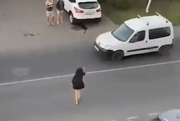 Оголялась и ругалась: гулявшую по дороге в Краснодаре неадекватную женщину полицейские передали медикам