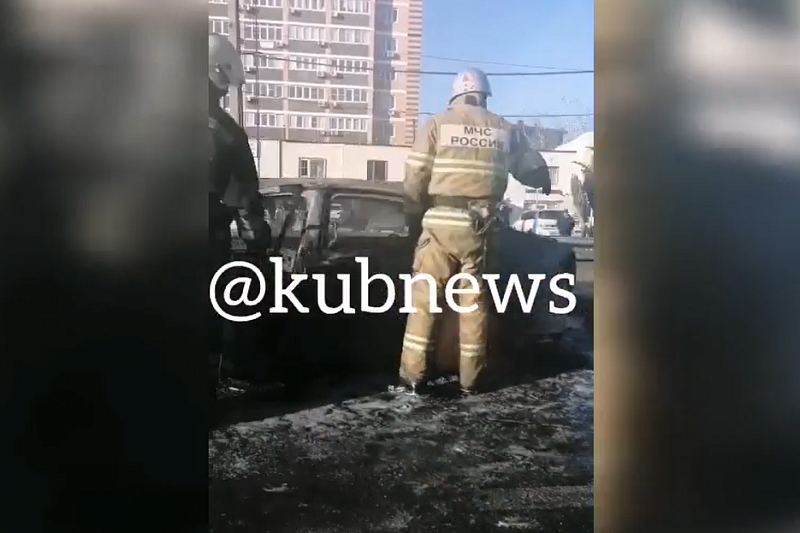 Пожарные потушили загоревшуюся на дороге иномарку