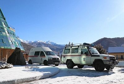 Спасатели на носилках эвакуировали мужчину из русла реки в Сочи