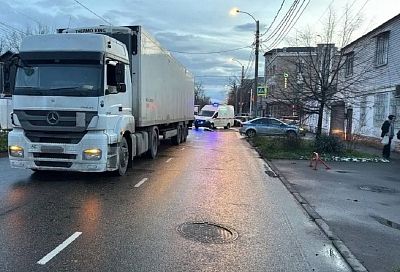Водитель фуры насмерть сбил женщину на пешеходном переходе в Краснодаре