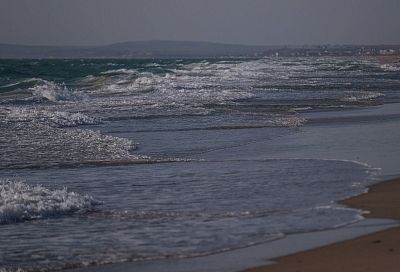 Норд-ост не утихнет: экстренное предупреждение по сильному ветру на участке Анапа-Геленджик продлили