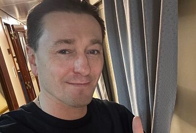 «Здесь принимают всегда хорошо»: Сергею Безрукову подарили в Краснодаре торт в честь юбилейного спектакля