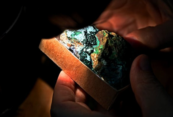 Редчайший ценный минерал обнаружили ученые на территории России