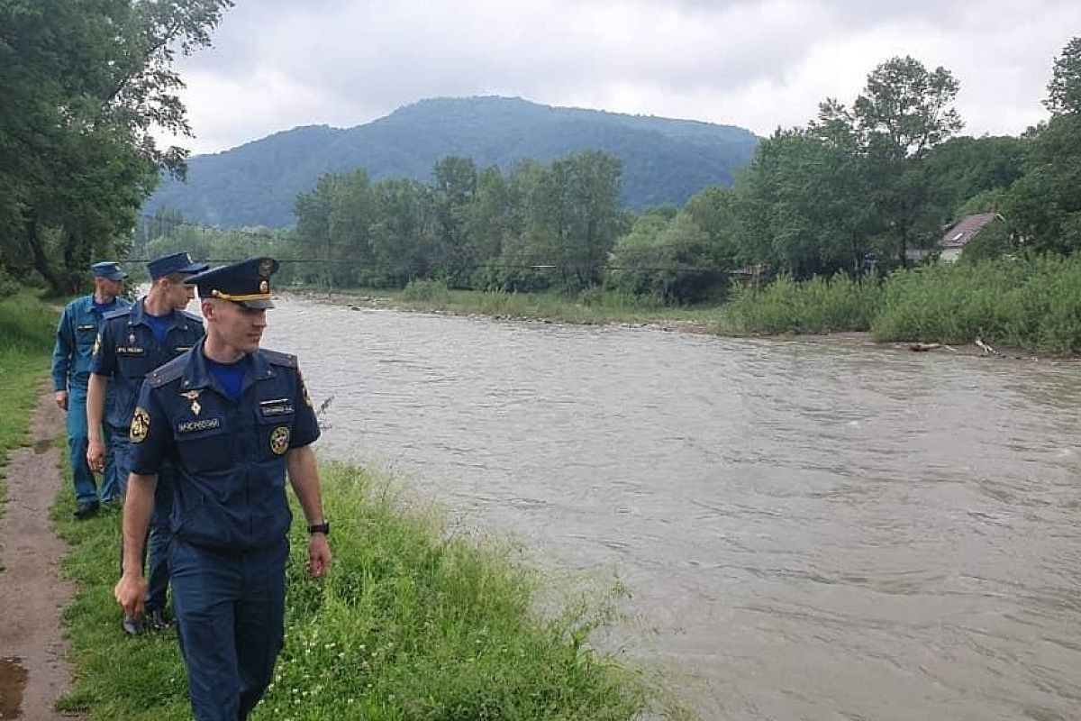 В Адыгее семь поисковых групп ищут упавшего в горную реку туриста