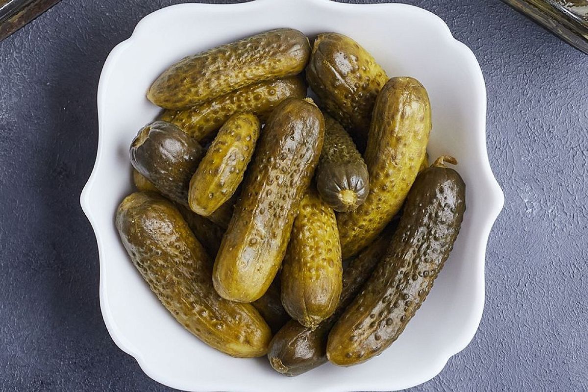 Засолка огурцов холодным способом: рецепт хрустящих «бочковых» огурчиков в банке