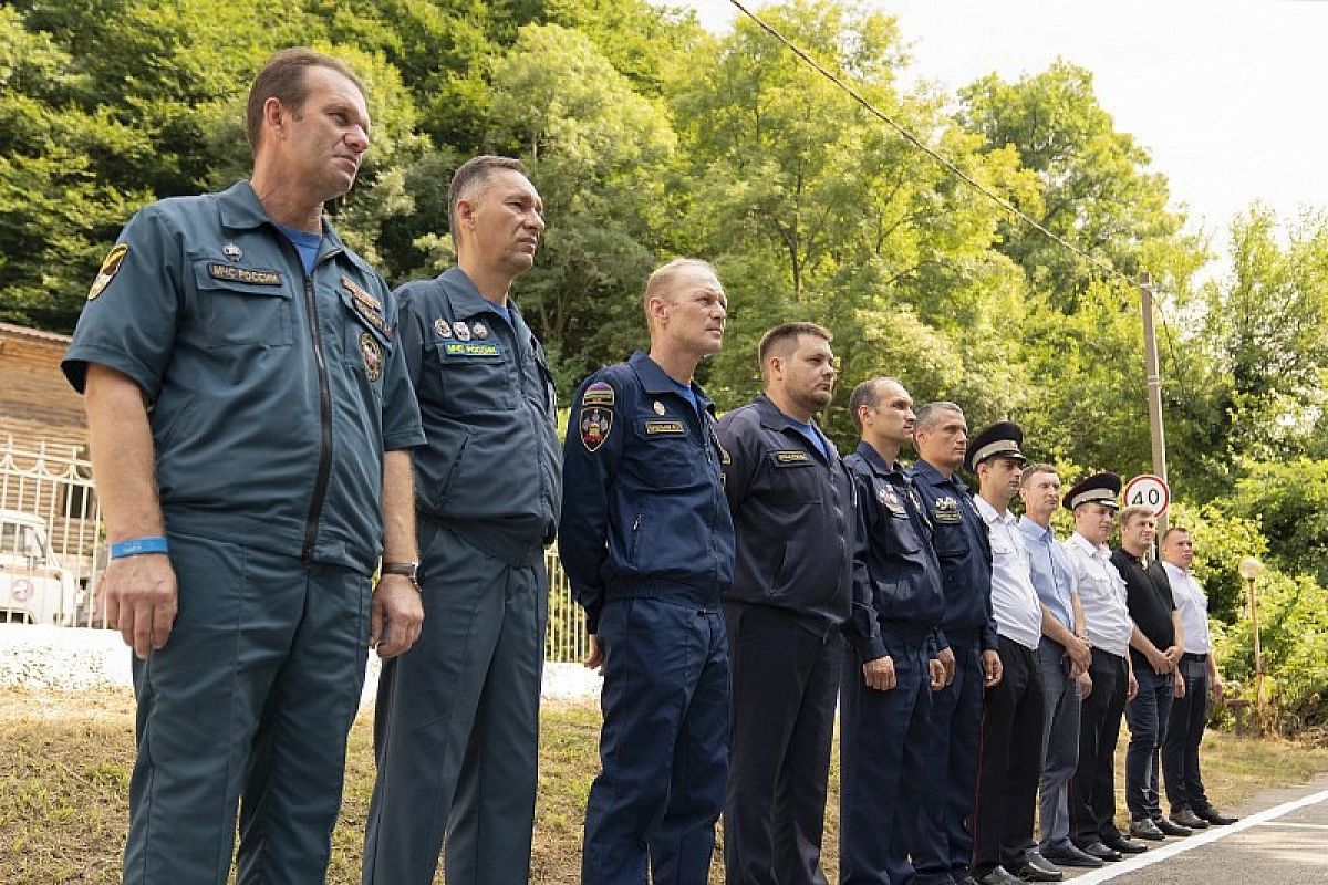 Простые герои: отличившихся во время июльских потопов наградили в Сочи