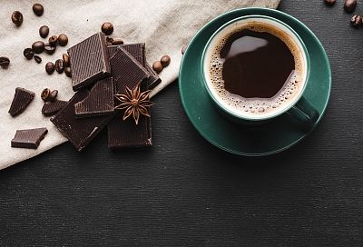 Только не с чаем или кофе: вы всегда неправильно ели этот шоколад, и вот почему