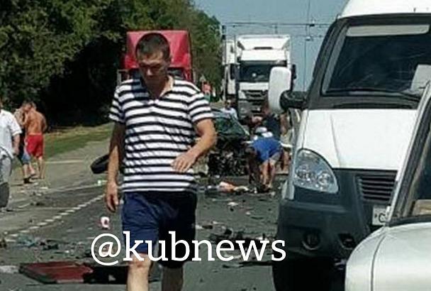 В Краснодарском крае два грузовика всмятку раздавили иномарку