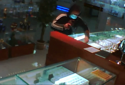 Вооруженный пистолетом краснодарец ограбил ювелирный магазин. Его задержали на выходе