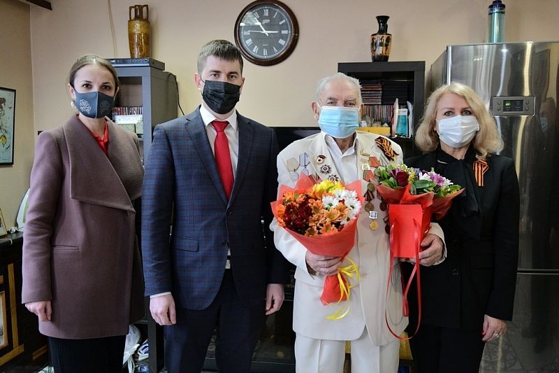 Ветерана-освободителя Дмитрия Шлыкова поздравили с 78-й годовщиной освобождения Краснодара