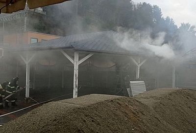 Огонь уничтожил кафе «Пацха» на пляже в Сочи