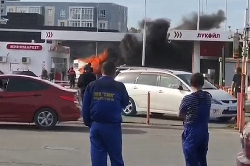 В Анапе загоревшаяся на автозаправке «газель» попала на видео