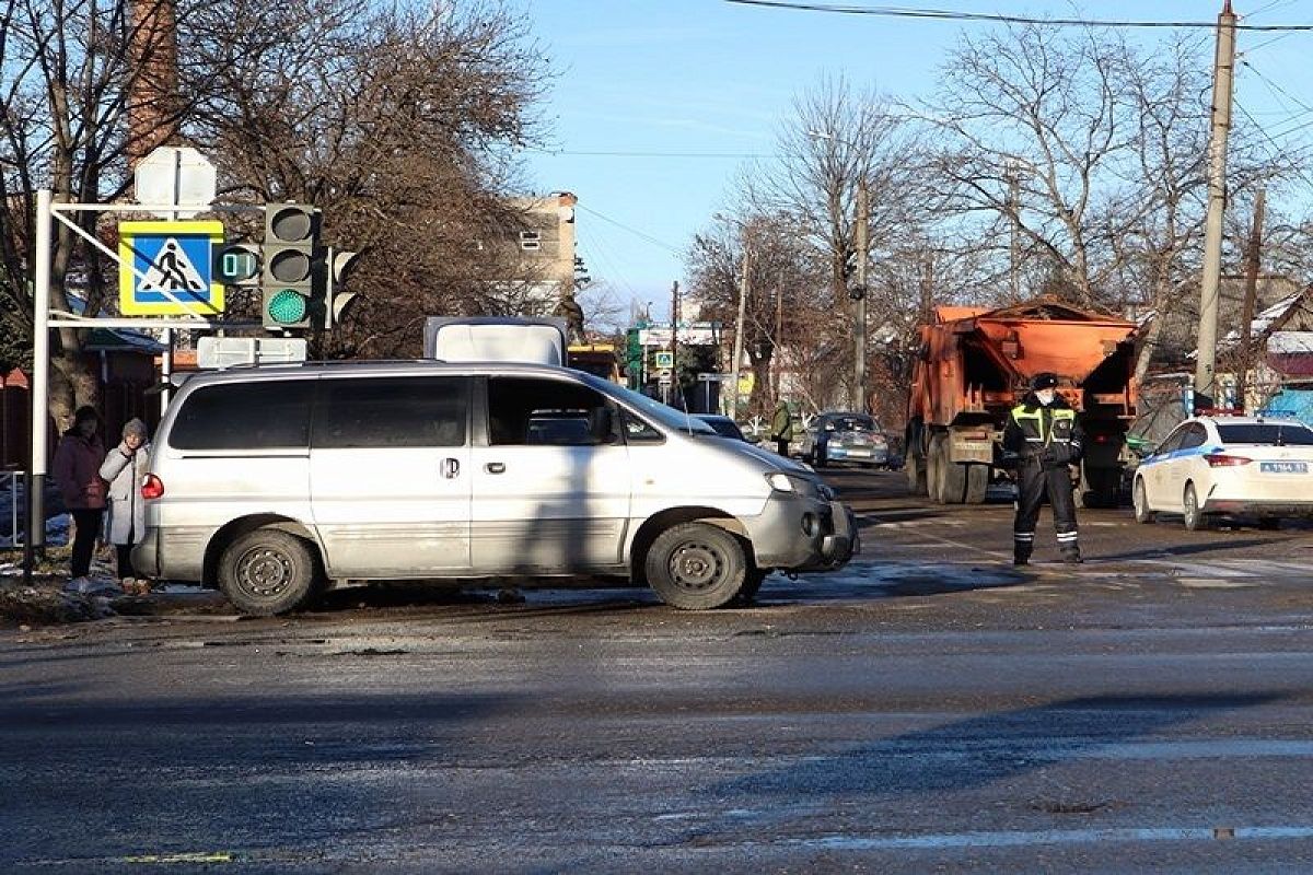 В Адыгее в ДТП со снегоуборочной машиной пострадал водитель иномарки