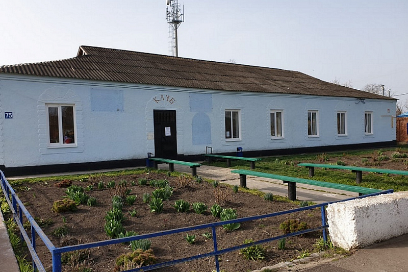 В Брюховецком районе в рамках нацпроекта ремонтируют сельский клуб
