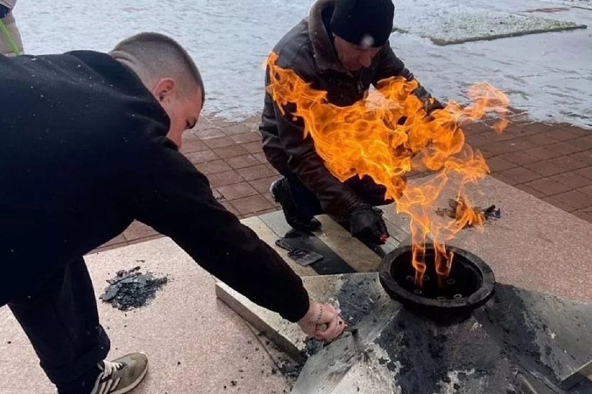 На Кубани приезжий идет под суд за сожженный на Вечном огне венке 