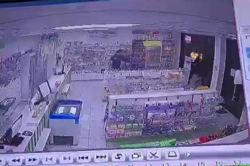 Мужчина с пистолетом и в маске ограбил аптеку в Геленджике. Его ищет полиция