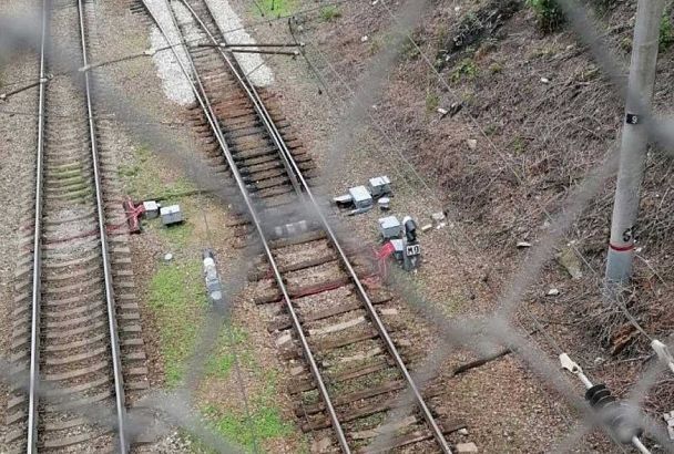 Тело неизвестного мужчины обнаружили на железной дороге в Краснодаре