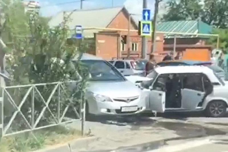 В Краснодаре из-за проскочившего на красный свет водителя в ДТП пострадали 3 человека