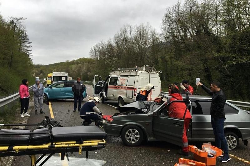 В Краснодарском крае при жестком столкновении Toyota Passo и ВАЗ-2114 пострадала женщина