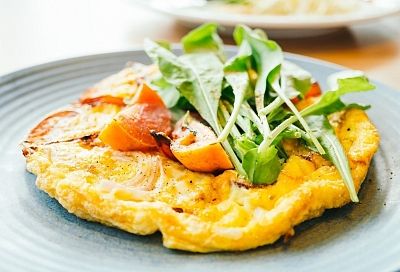 Утро должно начинаться вкусно! Взбила яйца с творогом, вылила на сковороду и идеальный завтрак для тех, кто хочет похудеть готов - омлет, пышный как облако