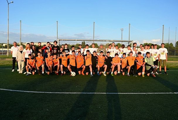 Пляжные футболисты «Краснодара-ЮМР» пригласили на тренировку детей из школы-интерната