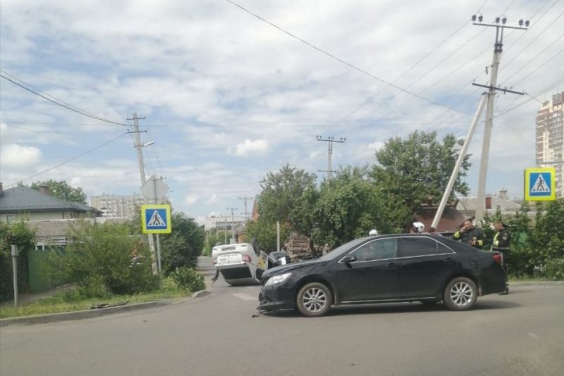 70-летний водитель на Toyota Camry устроил ДТП с двумя пострадавшими в Краснодаре