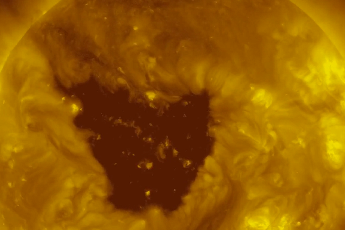 Огромная корональная дыра нацелилась на Землю: ожидаются сильные магнитные бури