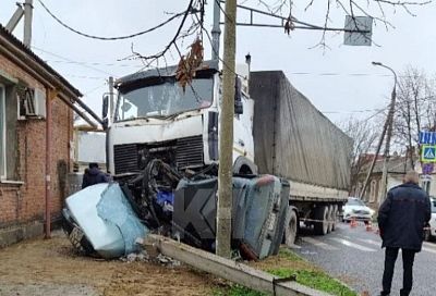 МАЗ раздавил об столб легковушку в центре Краснодара. Водитель не выжил